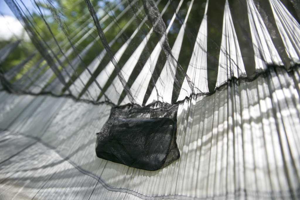 2 smart phone / stuff pockets inside the hammock
